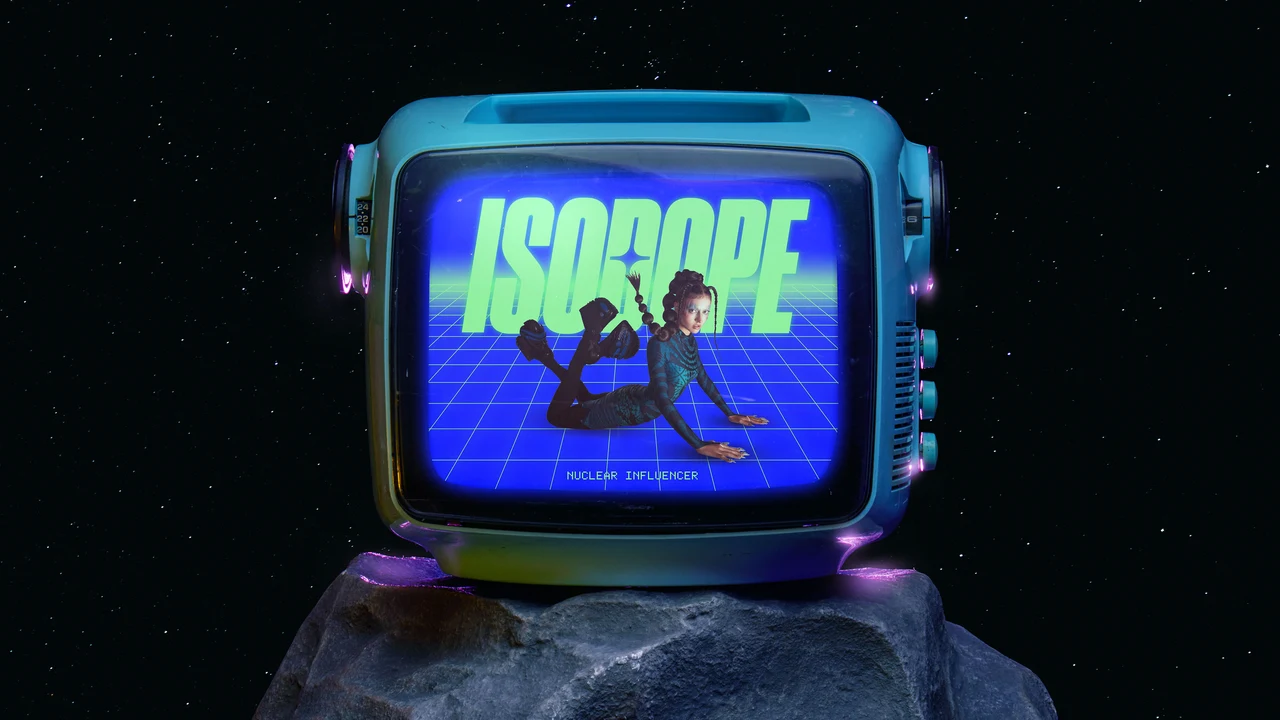 Composição horizontal coloca um televisor azul sobre um rochedo espacial, com a marca Isodope verde e uma figura em pose flutuante dentro da tela.