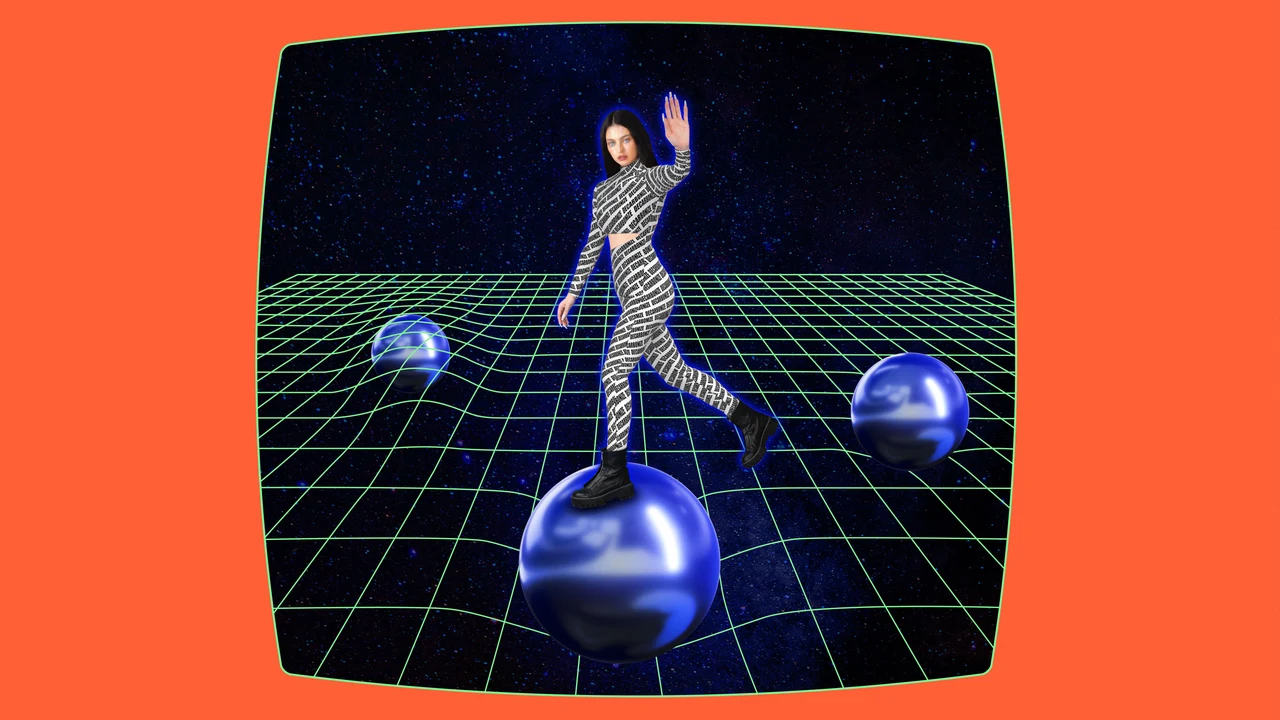 Pessoa com roupa preta e branca estampada equilibra-se sobre uma esfera azul metálica, em uma grade verde deformada no espaço e dentro de uma moldura laranja curvada.