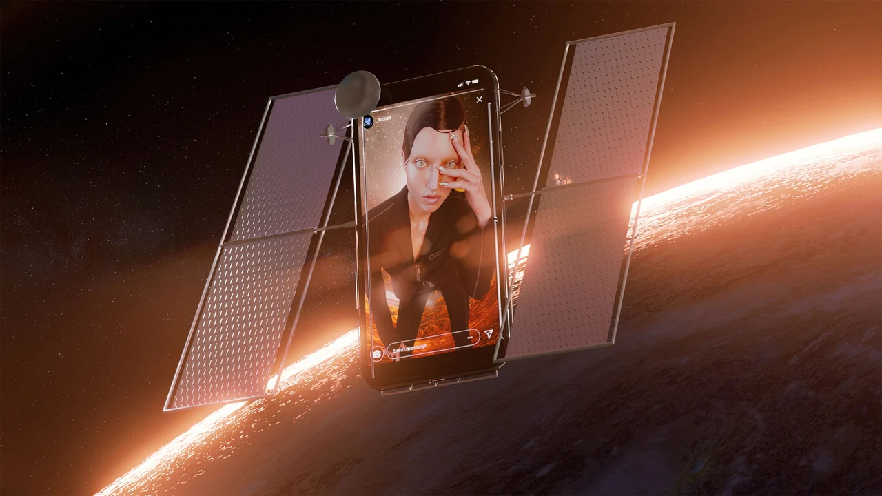 Celular com retrato em vídeo ganha dois painéis solares e flutua como um satélite acima da borda iluminada de um planeta.