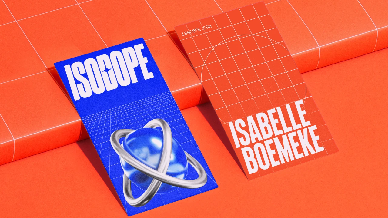 Dois cartões de visita Isodope em azul e laranja apresentam símbolo atômico metálico, grade em perspectiva e o nome Isabelle Boemeke em letras brancas condensadas.