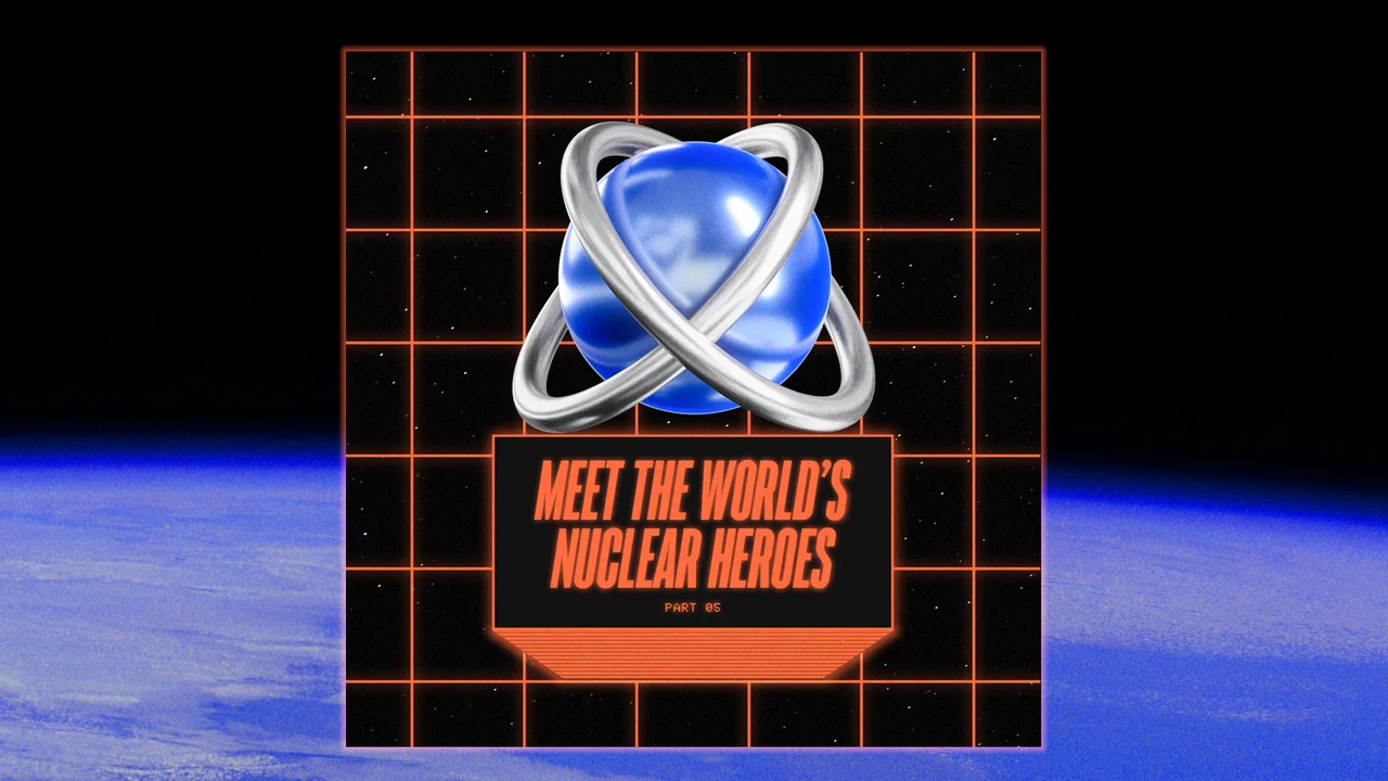 Símbolo atômico azul com órbitas metálicas aparece sobre grade laranja em uma peça com a chamada “Meet the world’s nuclear heroes”, diante do horizonte de um planeta.