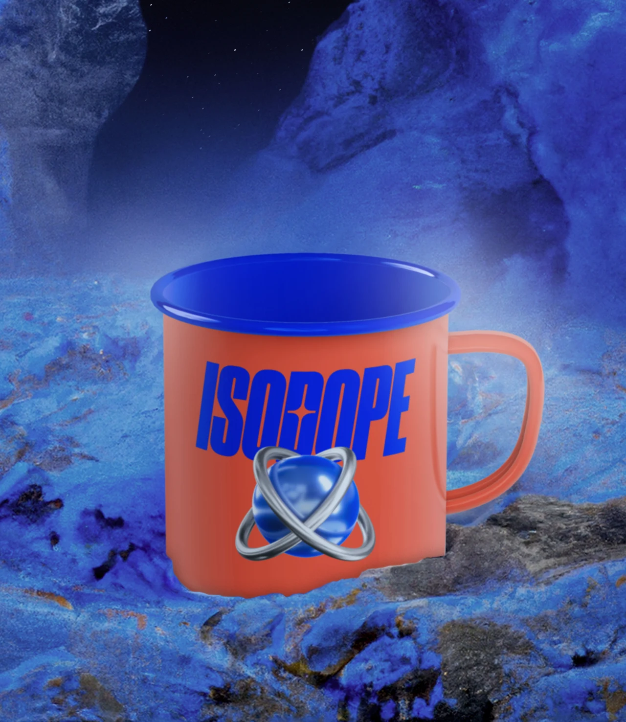Caneca laranja com interior azul apresenta o logotipo Isodope e símbolo atômico, colocada em um cenário rochoso com luz azul e névoa.