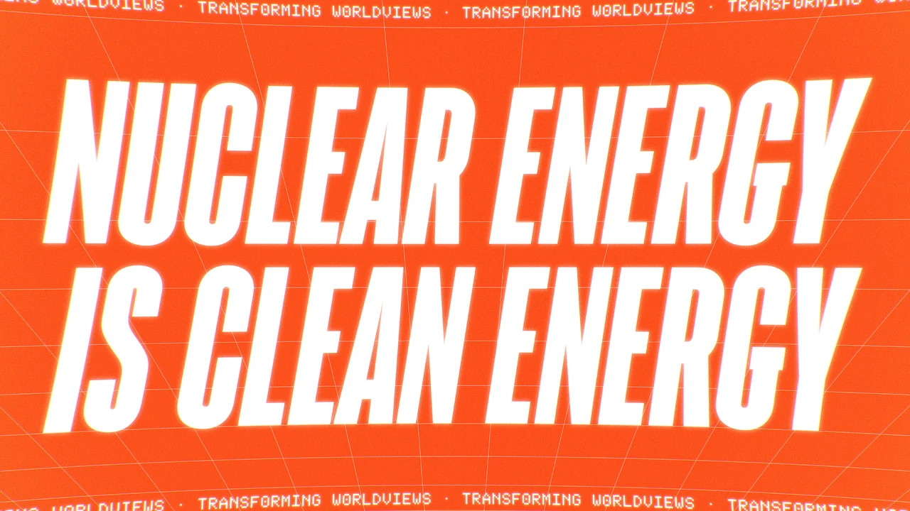 Peça tipográfica laranja traz a frase branca “Nuclear energy is clean energy” em letras inclinadas condensadas, com grade fina e texto repetido nas bordas.