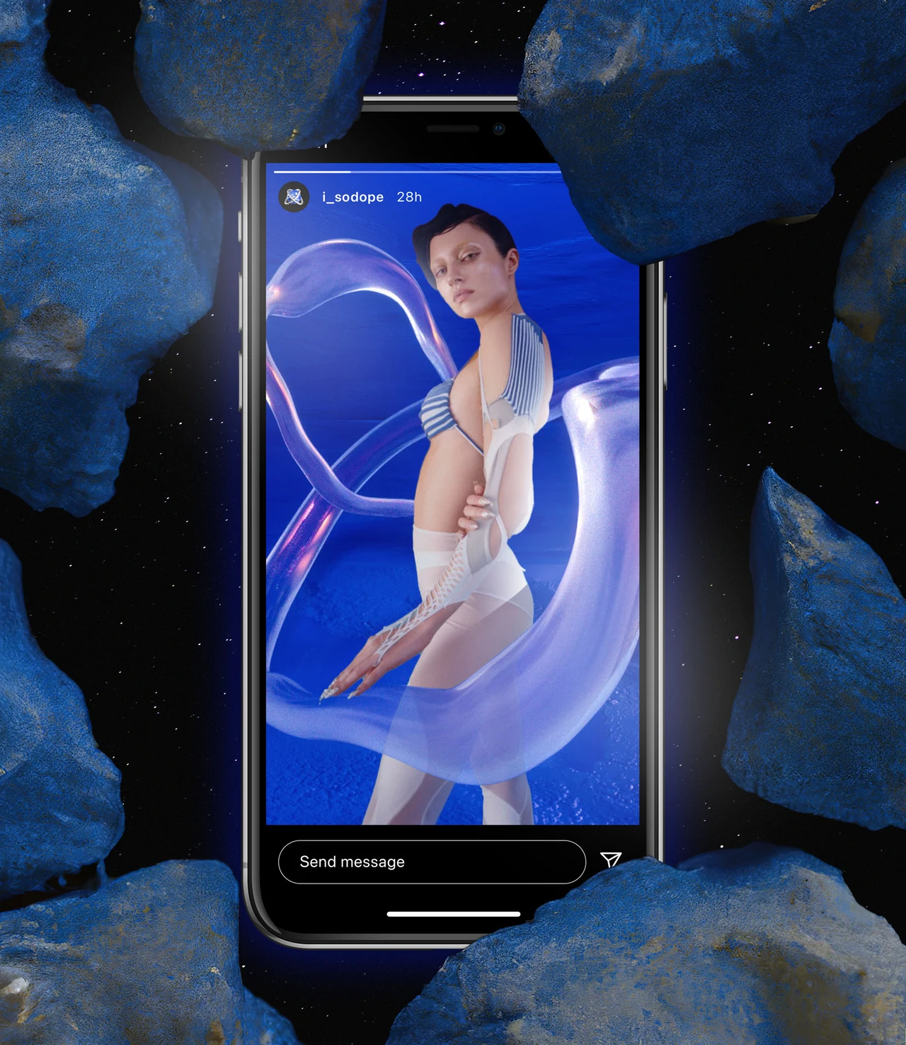 Celular encaixado entre rochas azuis mostra uma peça vertical com pessoa vestida de branco e formas translúcidas azuis em um ambiente de aparência espacial.