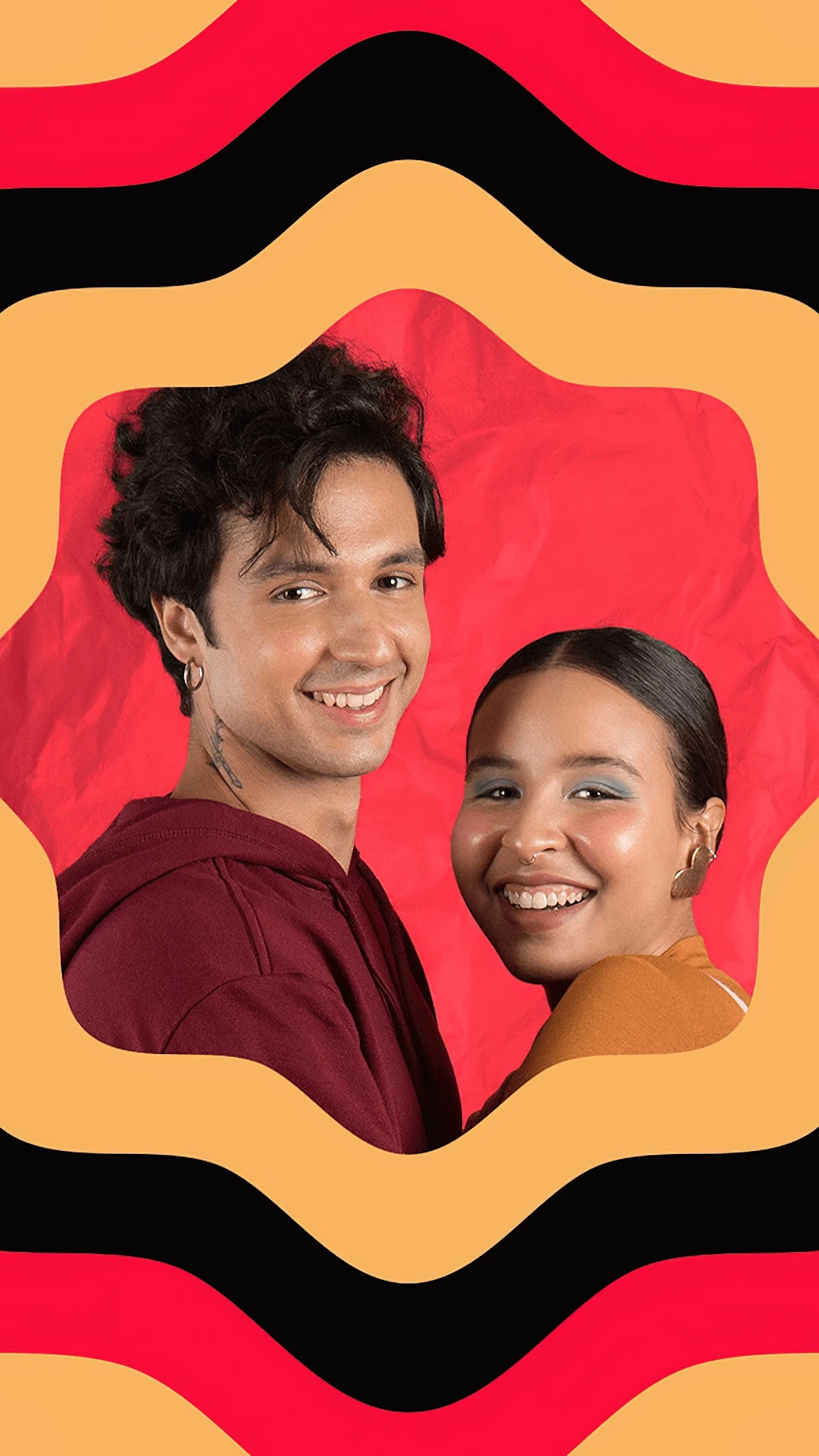 Retrato de duas pessoas sorrindo aparece em uma moldura ondulada vermelha, preta e pêssego.