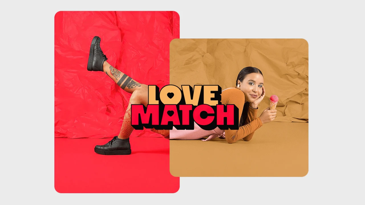 Composição Love Match sobrepõe fotografias de pernas com calçados pretos e de uma pessoa deitada em fundo de papel pêssego.