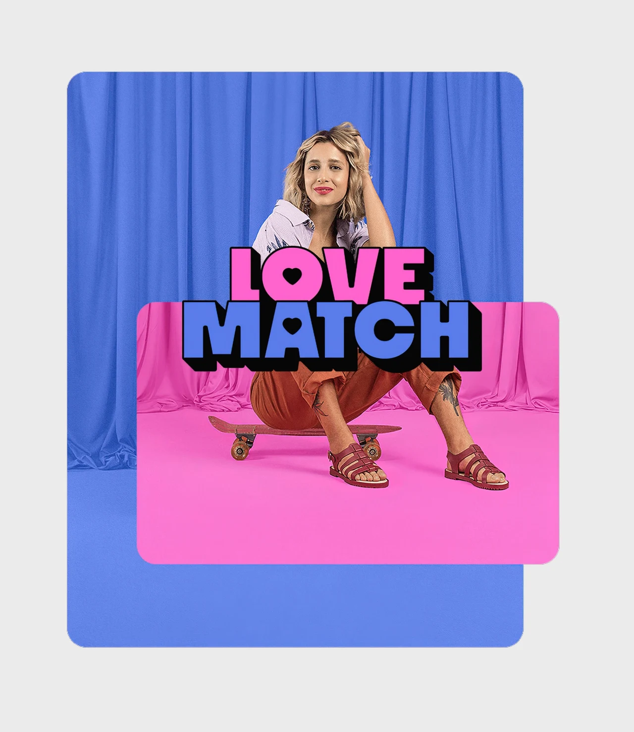 Layout Love Match combina retrato diante de cortina azul e pernas com sandálias sobre tecido rosa em cartões sobrepostos.